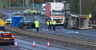 Súlyos autóbaleset történt egy rendőrségi autós üldözés közben Angliában: 1 halott