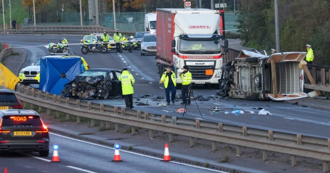 Súlyos autóbaleset történt egy rendőrségi autós üldözés közben Angliában: 1 halott