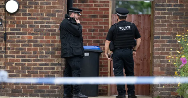 10 éves kislány holttestére bukkantak egy házban Angliában, Surrey területén – 3 embert nagy erőkkel keres a rendőrség 3