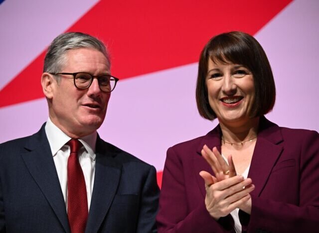 Drasztikus megszorítások jöhetnek Nagy-Britanniában: sokaknak évente akár 1 200 fonttal csökkenthetik a támogatásaikat, juttatásaikat