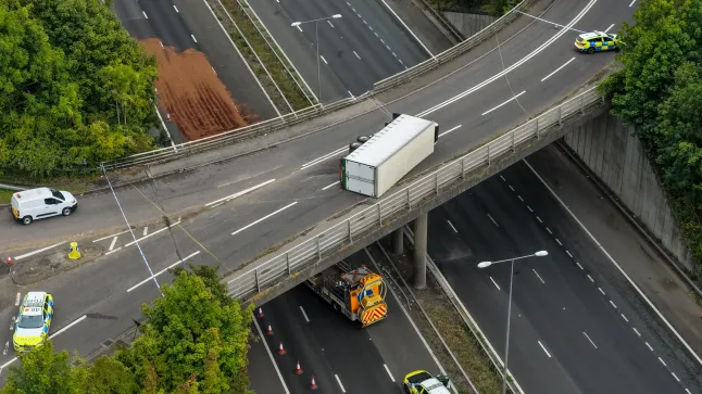 2 súlyos baleset 2 autópályán Angliában - egy személy meghalt, egy traktor pedig az autók közé zuhant egy felüljáróról 2 súlyos baleset 2 autópályán Angliában - egy személy meghalt, egy traktor pedig az autók közé zuhant egy felüljáróról