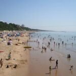Behúztak a vízbe és megerőszakoltak egy 15 éves lányt az egyik strandon Angliában