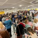 Volt, aki sírva fakadt: akkora káosz volt két angliai repülőtéren, hogy… egyszerűbb ha megnézitek a képeket