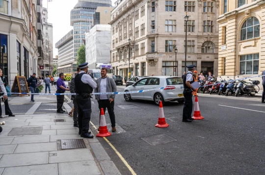 „Bombariadó” London szívében: a Westminster apátságot és környékét lezárták 6