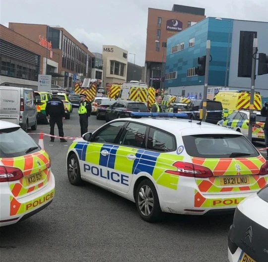 Többen összeestek egy Sainsbury’s-ben Angliában, tengernyi mentő és rendőr, mindenkit evakuáltak, egyelőre nem tudni mi történt… 5