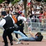 Lósz*ron húzták keresztül a rendőrök a felvonulást akadályozó egyik tüntetőt az egész tömeg szeme láttára