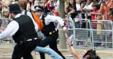 Lósz*ron húzták keresztül a rendőrök a felvonulást akadályozó egyik tüntetőt az egész tömeg szeme láttára