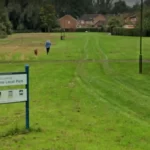 Egy parkban erőszakolt meg egy tinédzser lányt két feltehetően kelet-európai férfi Közép-Angliában