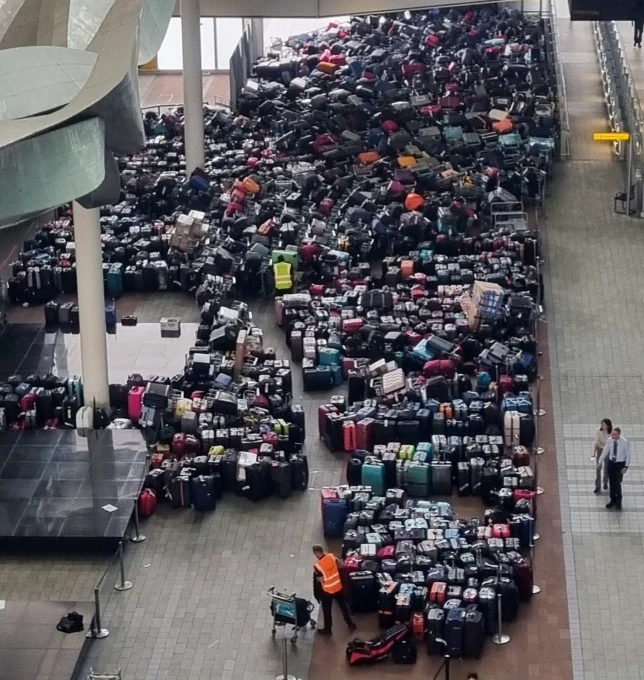 Na ilyet se látsz minden nap: elképesztő káosz a Heathrow repülőtéren, szó szerint hegyekben álltak a poggyászok 4