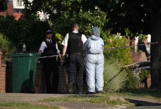 Halálra késeltek egy anyukát és 5 éves kisfiát London északi részén Barnetben 5