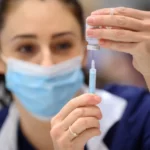 Millióknak kezdik el beadni az újabb Covid oltást hétfőtől Nagy-Britanniában
