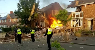 Apró darabokra robbant egy ház Angliában, Birminghamben: eddig 1 halottat találtak a törmelékek közt