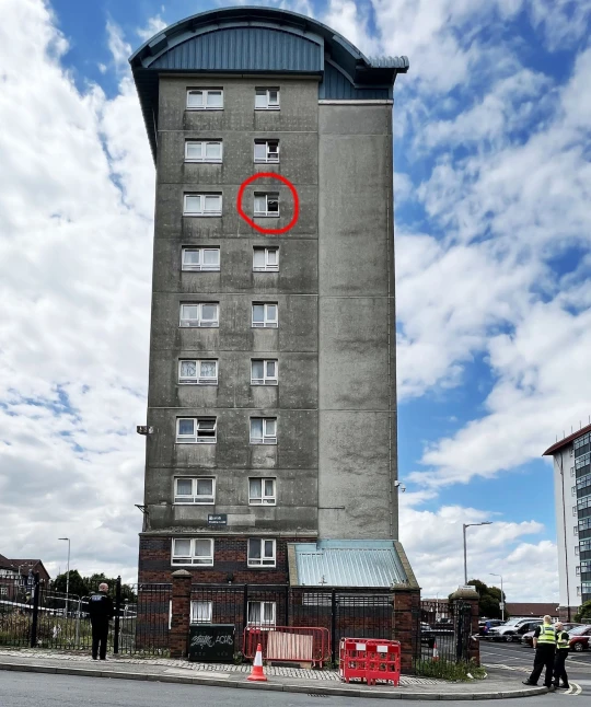 Meghalt egy 1 éves kisbaba, miután kiesett egy panel 7. emeletéről Angliában 4