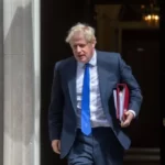 Óriásira nőtt a káosz 24 óra alatt, már 35-en mondtak le a brit kormány berkein belül és szinte mindenki Boris lemondását követeli
