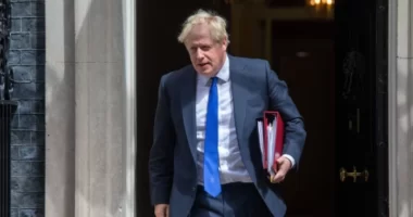 Óriásira nőtt a káosz 24 óra alatt, már 35-en mondtak le a brit kormány berkein belül és szinte mindenki Boris lemondását követeli