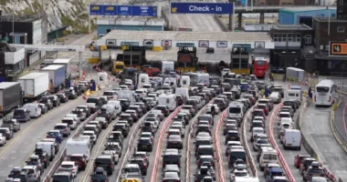 Hatalmas káosz Dovernél a brit-francia határon: a helyzetet kritikusnak nyilvánították, és sokan 4 óránál is többet várnak a kígyózó sorokban