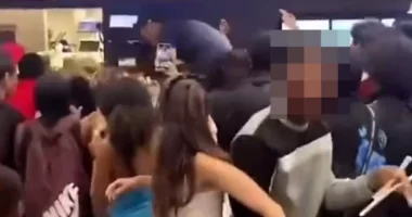 Teljes káosz! Tömegesen rohamozta meg és fosztotta ki az egyik McDonald’s-ot vagy 50 „teljesen megbolondult” tinédzser kölyök Angliában