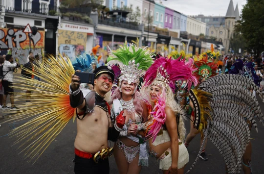 Egy nő gyereket szült, egy srácot pedig halálra késeltek a Notting Hill Carnival kellős közepén a tömegben Londonban – több, mint 200 embert tartóztattak le 4
