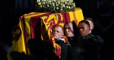 Mikor indul "utolsó útjára" a királynő a Buckingham palotától, és mikor lesz a mai felvonulás? Már 35 órás sorokról beszélnek...