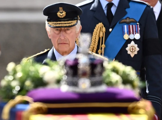 A királynő koporsója megérkezett a Westminster Hallba: elképesztő 15 km hosszú sorra számítanak 8