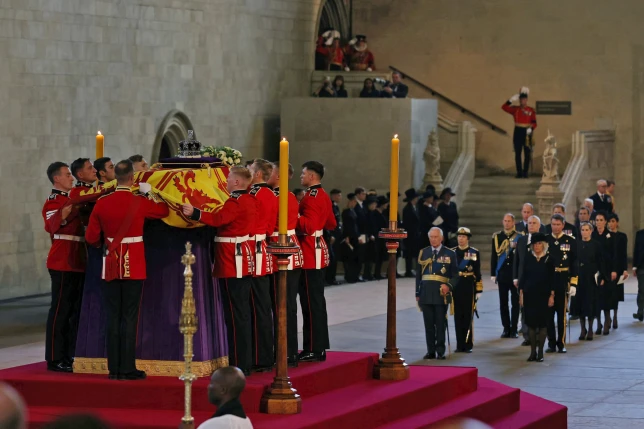 A királynő koporsója megérkezett a Westminster Hallba: elképesztő 15 km hosszú sorra számítanak 1