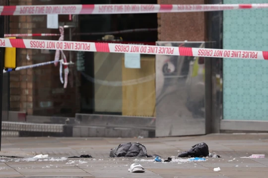 Két rendőrt szúrt arcon nyakon és mellkason egy férfi London szívében a Leicester Square-nél 7