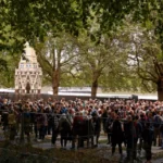 Szexuálisan zaklatott 2 nőt egy férfi Londonban a sorban állás közben, majd a partról a Temzébe ugrott, hogy elmeneküljön a helyszínről