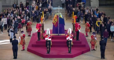 Megpróbált odarohanni a királynő koporsójához egy férfi, az őröknek kellett ráugrani és a földre vinni