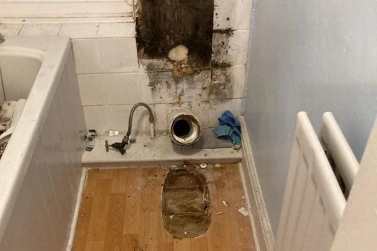 Féktelen tombolása közepette a WC-t is kitépte a falból egy landlord a bérleti díj miatt Nagy-Britanniában 5