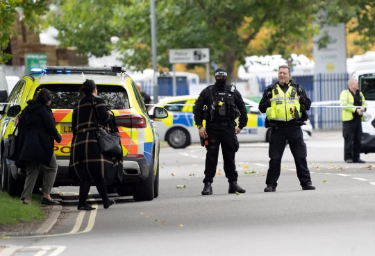 A rendőrök lőttek agyon egy férfit sörétes puskával közvetlenül a rendőrség épülete előtt Angliában 4