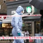„A járókelők elkapták és addig verték, amíg a rendőrök meg nem érkeztek”, miután a fickó megkéselt egy nőt egy kávézóban Londonban