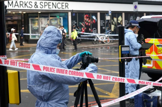 „A járókelők elkapták és addig verték, amíg a rendőrök meg nem érkeztek”, miután a fickó megkéselt egy nőt egy kávézóban Londonban 5