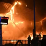 Hatalmas tűz ütött ki London mellett Slough területén egy buszpályaudvaron