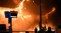 Hatalmas tűz ütött ki London mellett Slough területén egy buszpályaudvaron 2