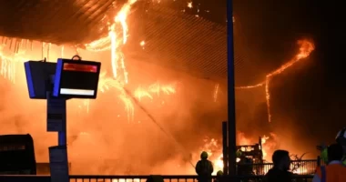 Hatalmas tűz ütött ki London mellett Slough területén egy buszpályaudvaron