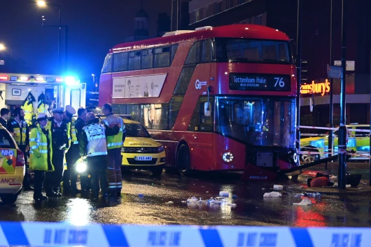 Súlyos baleset Londonban: egy 14 éves lány az életéért küzd, miután egy busz elgázolt 2 tinédzsert 4