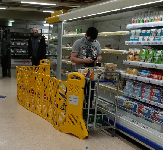 A dolgozóknak már biztonsági kordonokkal kellett elkeríteniük magukat az egyik Tescoban Angliában, mert a leárazott sárga címkés termékeket már szinte "a kezükből csavarták ki" 4