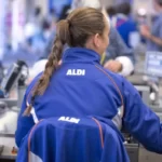 1 éven belül harmadszor emeli a dolgozók fizetését az Aldi Nagy-Britanniában, és így már náluk lehet a legtöbbet keresni óránként – óriási a verseny az új alkalmazottakért