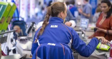 1 éven belül harmadszor emeli a dolgozók fizetését az Aldi Nagy-Britanniában, és így már náluk lehet a legtöbbet keresni óránként - óriási a verseny az új alkalmazottakért