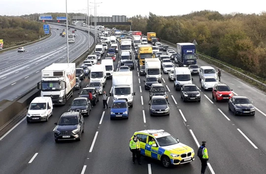 Káosz Nagy-Britannia legforgalmasabb autópályáján: aktivisták tucatjait tartóztatták le, miután teljesen blokkolták a forgalmat több helyen is 3