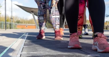 Olyan járdát adtak át az egyik angol városban, ami áramot fejleszt ha sétálunk rajta, és tölteni tudjuk vele a telefonunkat