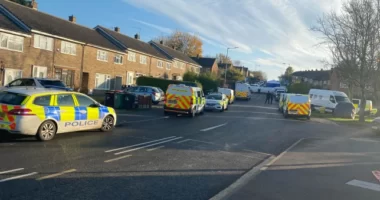 Két férfit az utcán késeltek halálra Angliában, egy szolgálatban lévő rendőrt pedig elfogtak miután egy hotelben megpróbált megölni egy nőt