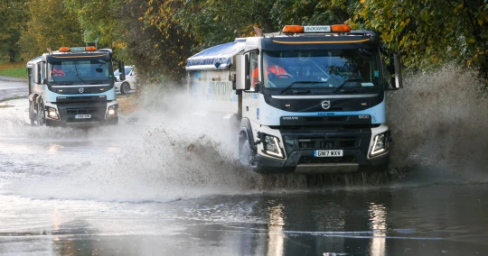 Emberi életre is veszélyes áradások és hatalmas esőzés Nagy-Britanniában - több helyen utak és autók kerültek víz alá 5