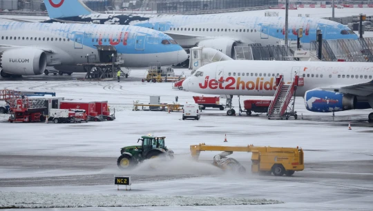 Órákra megbénult a manchesteri repülőtér: akkora hó esett, hogy használhatatlanná váltak a kifutópályák 4