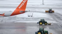 Órákra megbénult a manchesteri repülőtér: akkora hó esett, hogy használhatatlanná váltak a kifutópályák 2