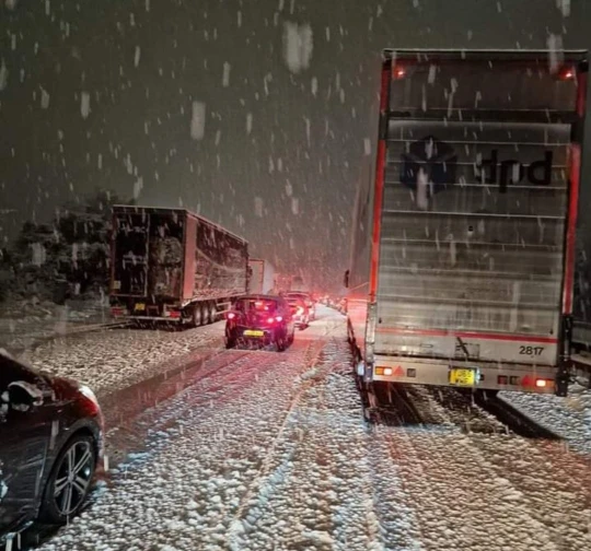 Hatalmas hóesés Anglia számos területén: több repülőtér teljesen megbénult, rengeteg járatot töröltek, és az utakon is sok helyen kaotikus a helyzet 5