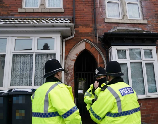 Egy gyermek holttestére bukkantak a rendőrök Angliában egy birminghami ház kertjében elásva 5