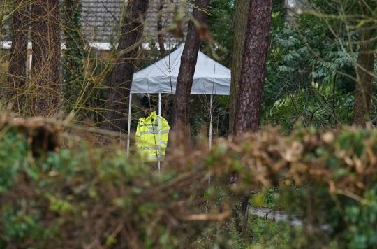 Egy anya és lánya holttestére bukkantak egy házban, és egy harmadik meggyilkolt személy maradványaira egy tóban Angliában 5