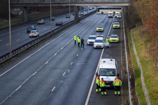 Horror autóbaleset Angliában, 8 autó ütközött az M40-esen: 2 halott, 12 sérült 3