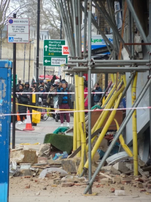 Összeomlott egy épület Londonban – több lakónak is egy hajszálon múlott az élete 4